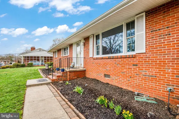 $575,000 | 8909 Hill Place, Manassas, VA 20110