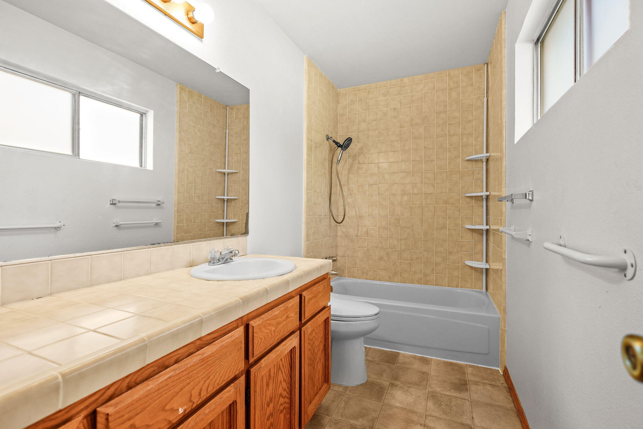 12785 Williamson Road Redding, CA 96003 - Photo 20 of 45 Primary Ensuite