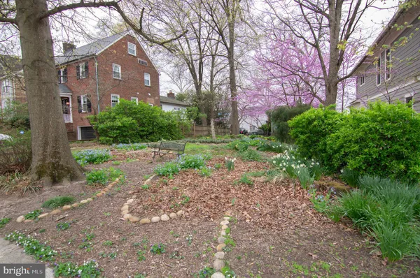 a view of a pathway with a house