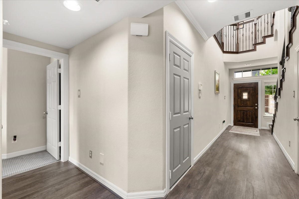 10215 Spring Shadows Park Circle Houston, TX 77080 - Photo 5 of 44 1 bedroom and full bathroom downstairs. Great for guests, family, or more storage