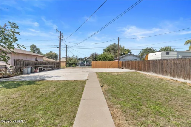 a view of a backyard