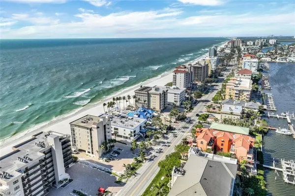 $10,000 | 9415 Gulf Shore Drive, Unit 302, Naples, FL 34108