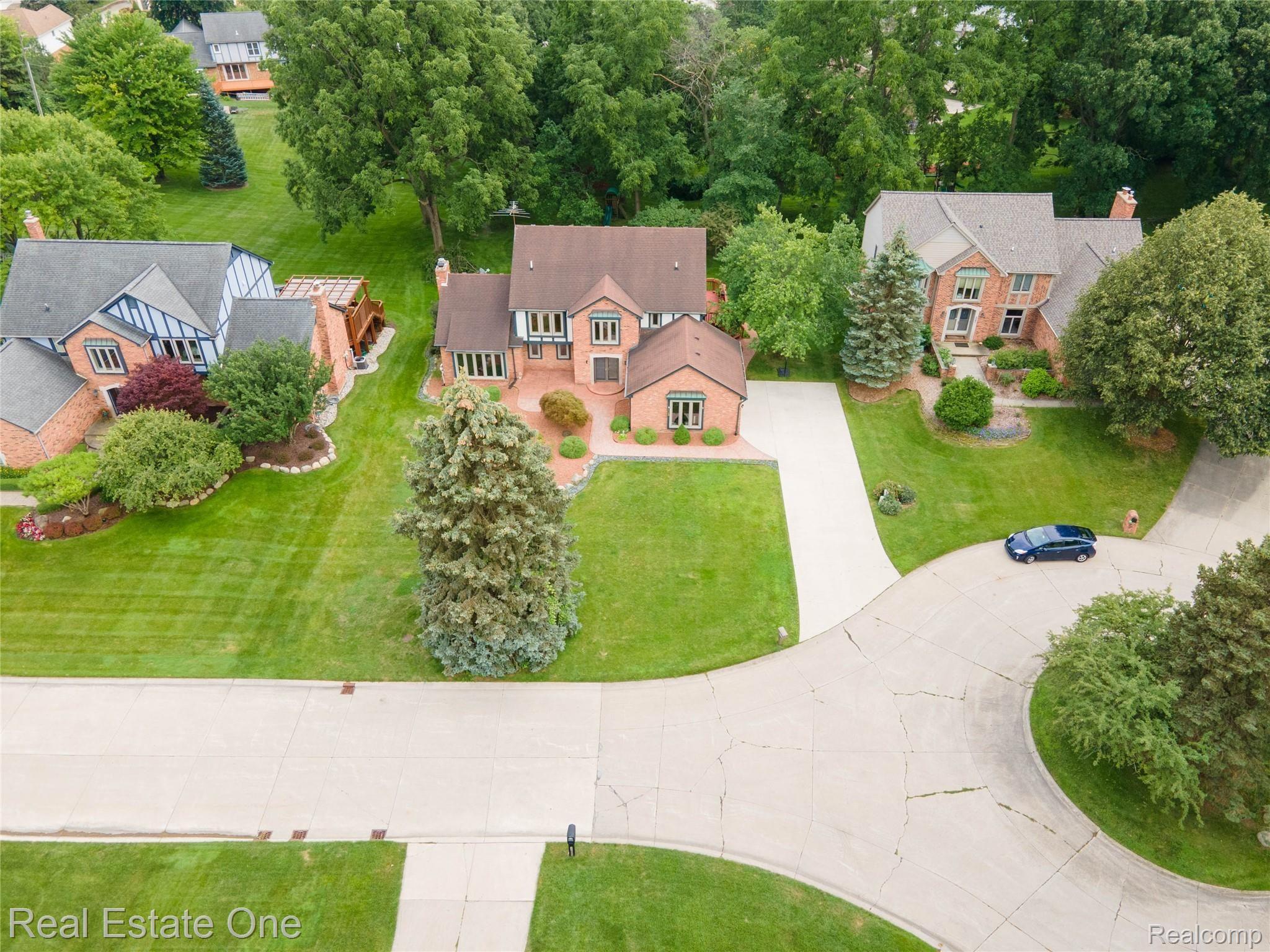 2565 Topsham Drive Rochester, MI 48306 - Photo 35 of 45 DJI_0757.jpg