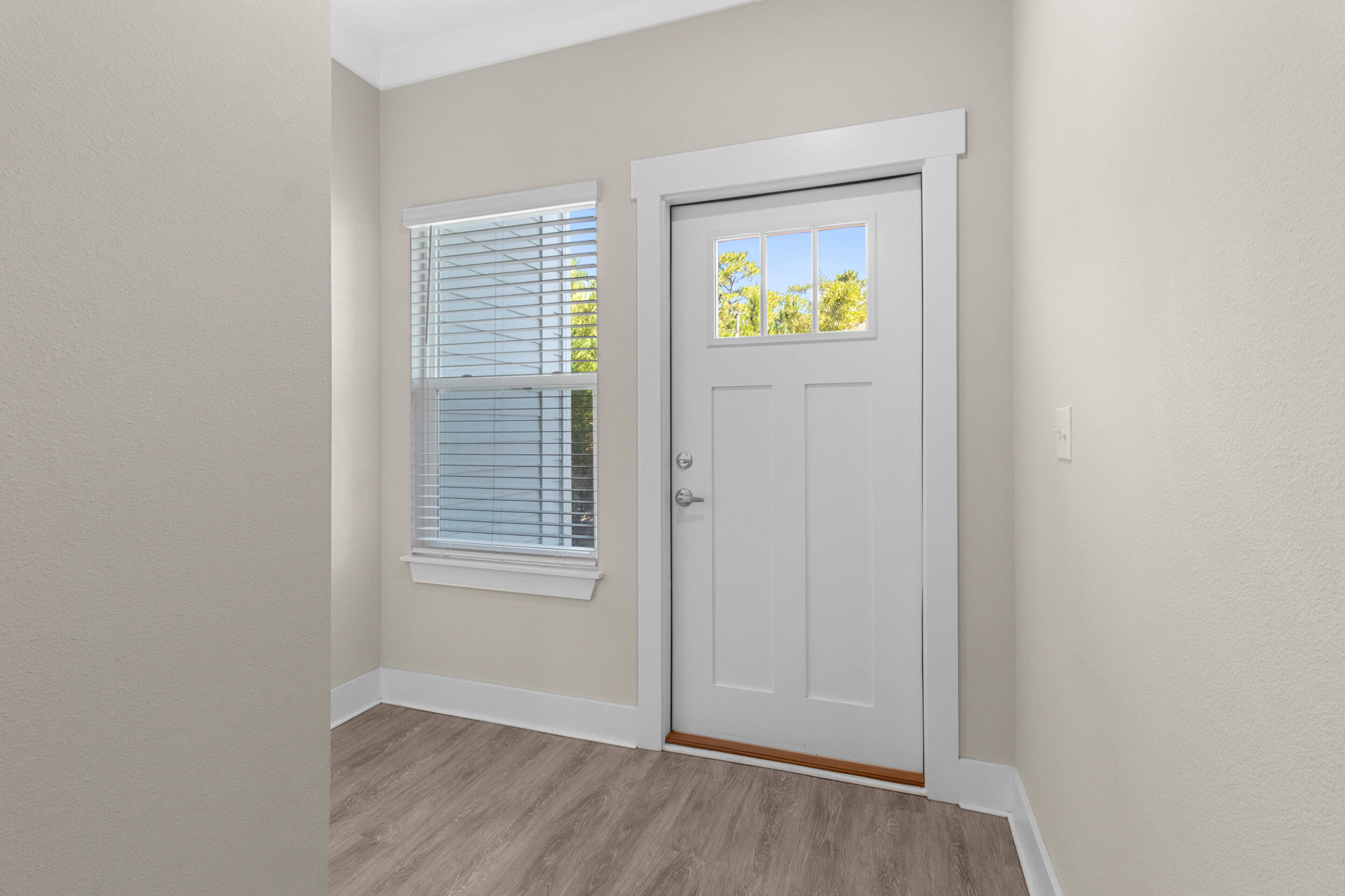 280 Date Palm Lane Freeport, FL 32439 - Photo 3 of 37 Front Door Interior