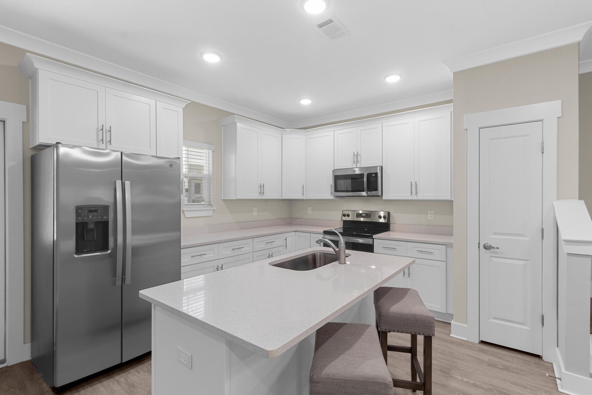 280 Date Palm Lane Freeport, FL 32439 - Photo 8 of 39 Kitchen