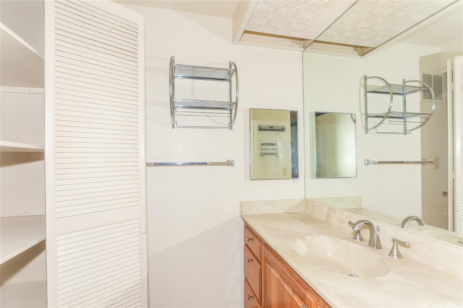 217 Prospect Street, Unit 101 Honolulu, HI 96813 - Photo 17 of 25 a bathroom with a sink and a mirror