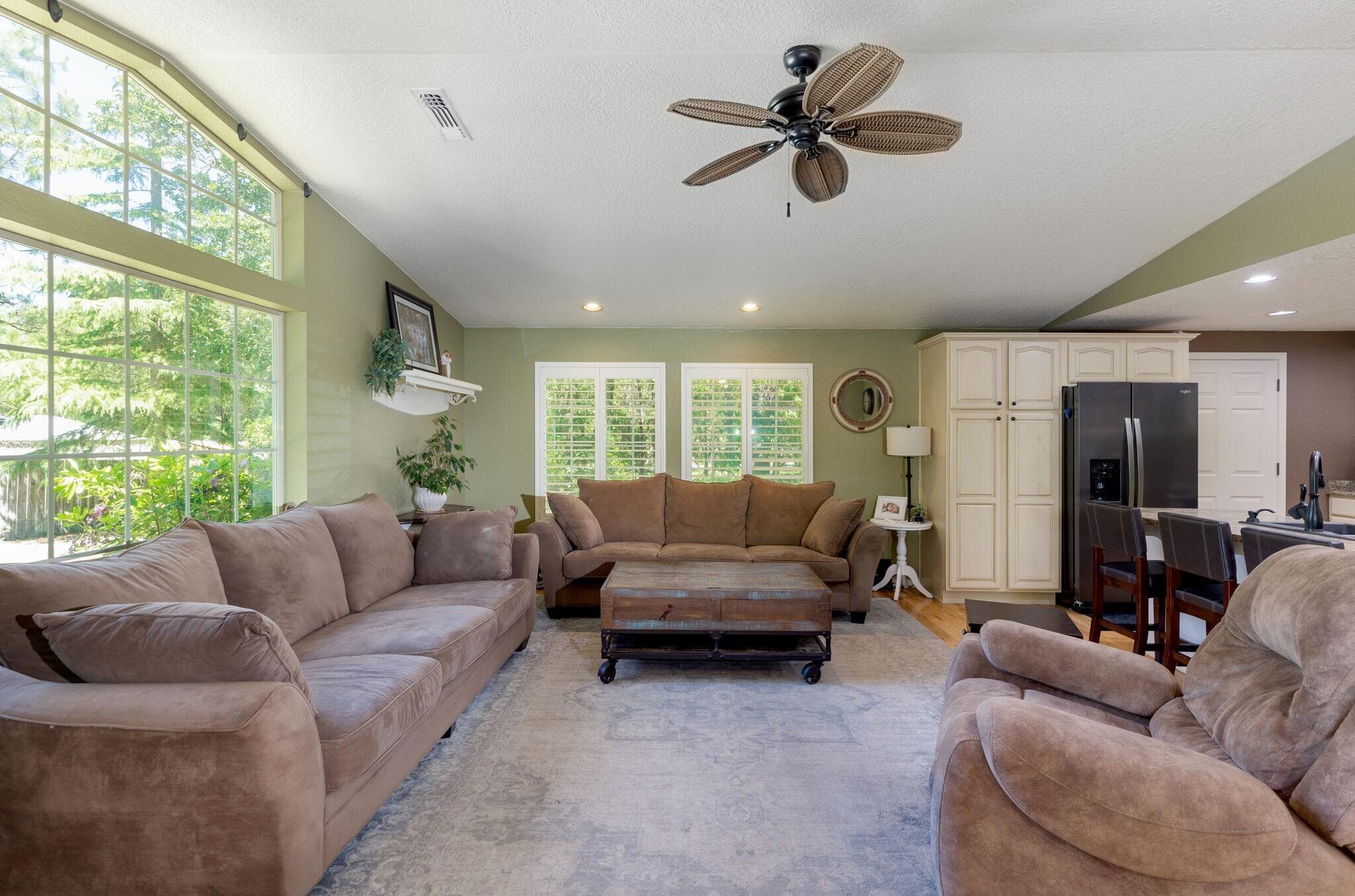 850 Walker Road Grants Pass, OR 97527 - Photo 10 of 30 Living Room