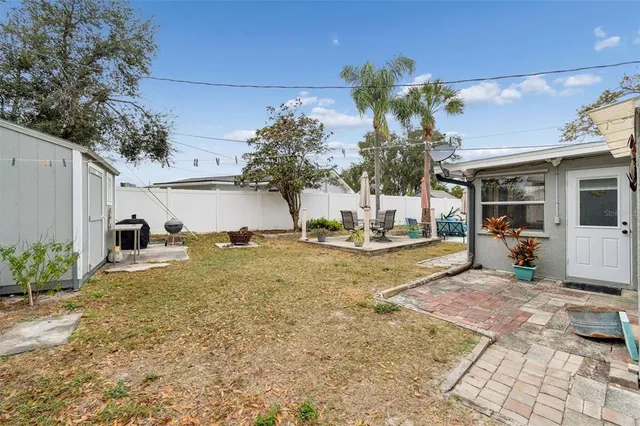 a view of a house with backyard