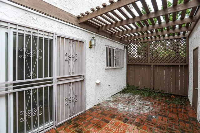 a view of a house with backyard and deck