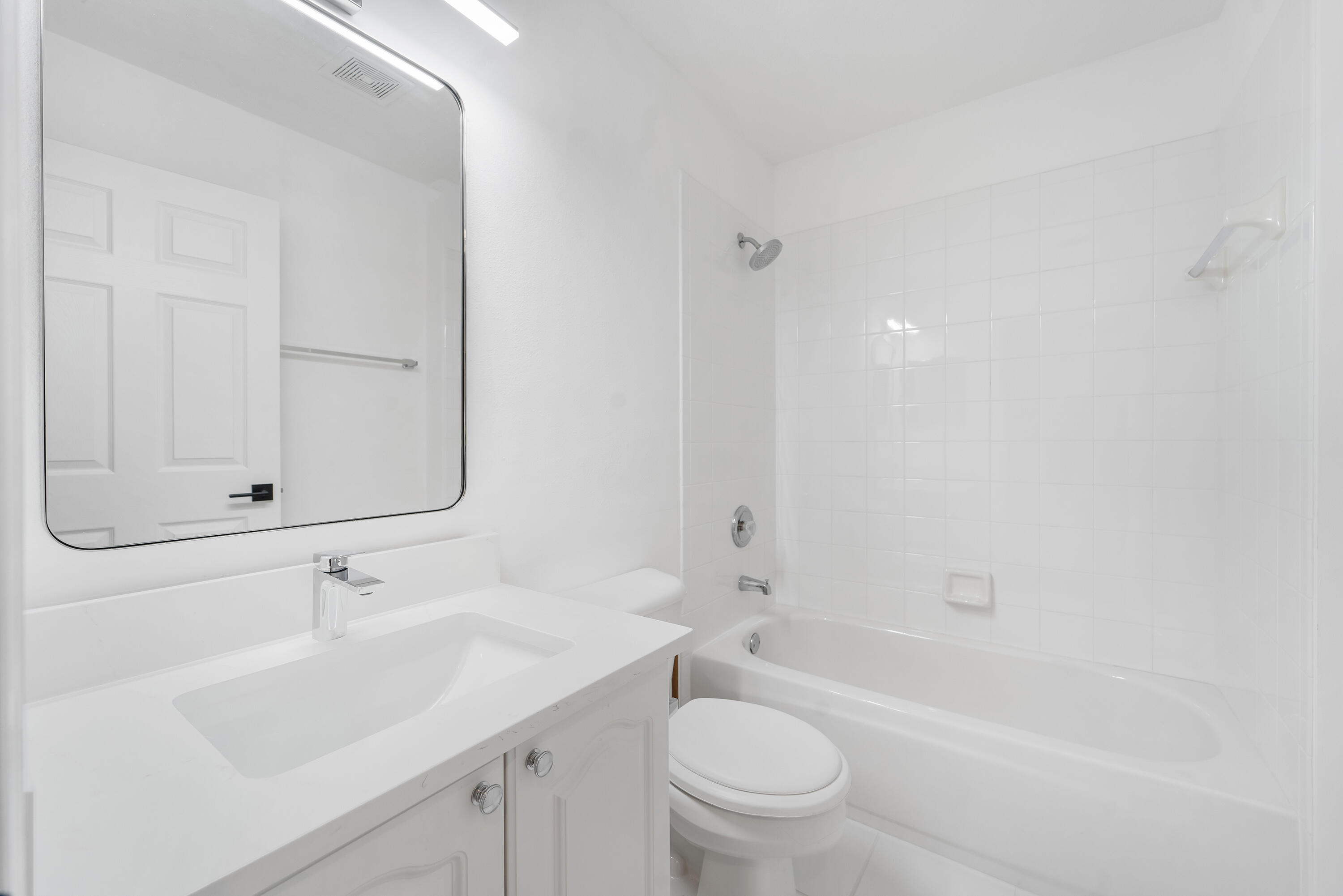 5144 Elpine Way Riviera Beach, FL 33418 - Photo 28 of 39 Guest Bath