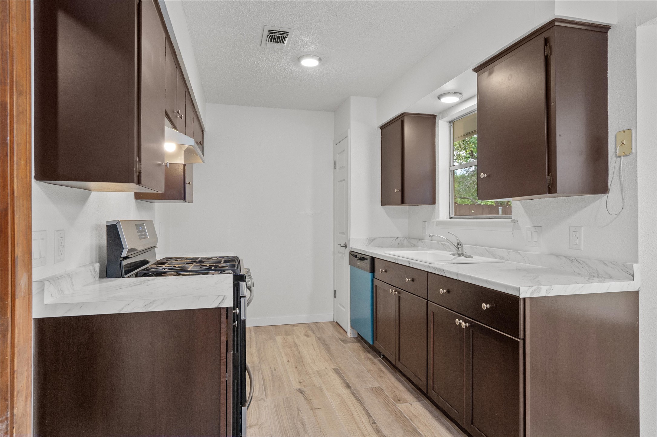 703 Huntingdon Place Austin, TX 78745 - Photo 8 of 28