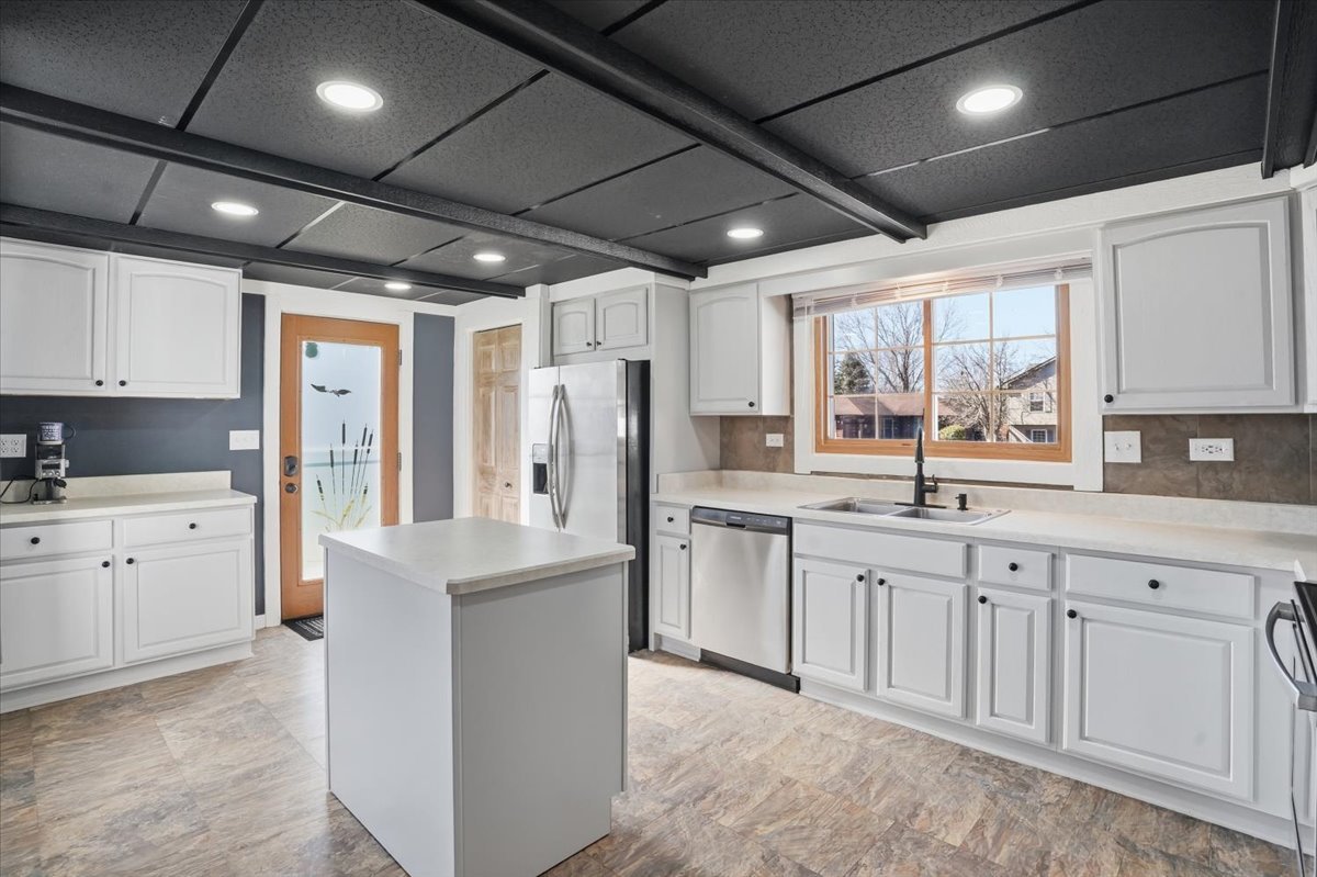 422 Pembroke Road Southwest Poplar Grove, IL 61065 - Photo 3 of 43 Gallery Image 3