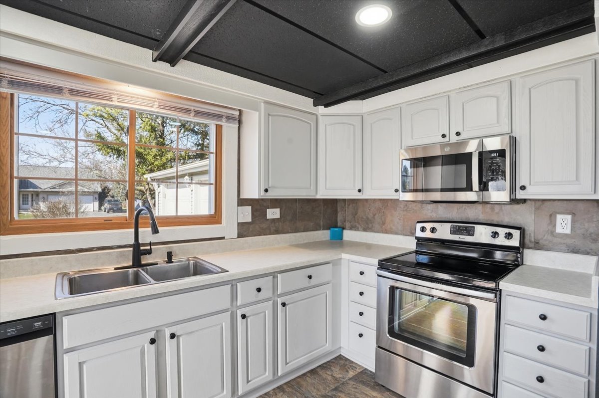 422 Pembroke Road Southwest Poplar Grove, IL 61065 - Photo 4 of 43 Gallery Image 4
