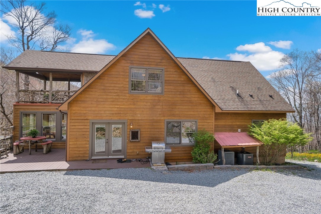 140 Spruce Hollow Road Beech Mountain, NC 28604 - Photo 4 of 50 a view of a house with a patio