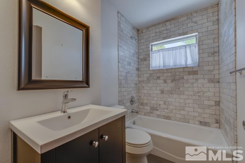 1990 Marlette Avenue Reno, NV 89503 - Photo 18 of 21 a bathroom with a toilet a sink and bathtub