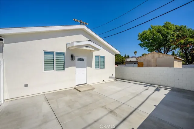 a view of a house with a backyard