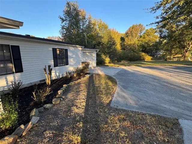 a view of a house with backyard
