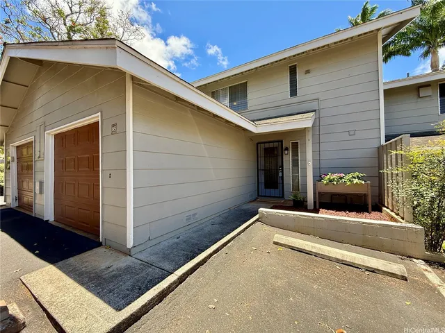 a view of a back yard of the house