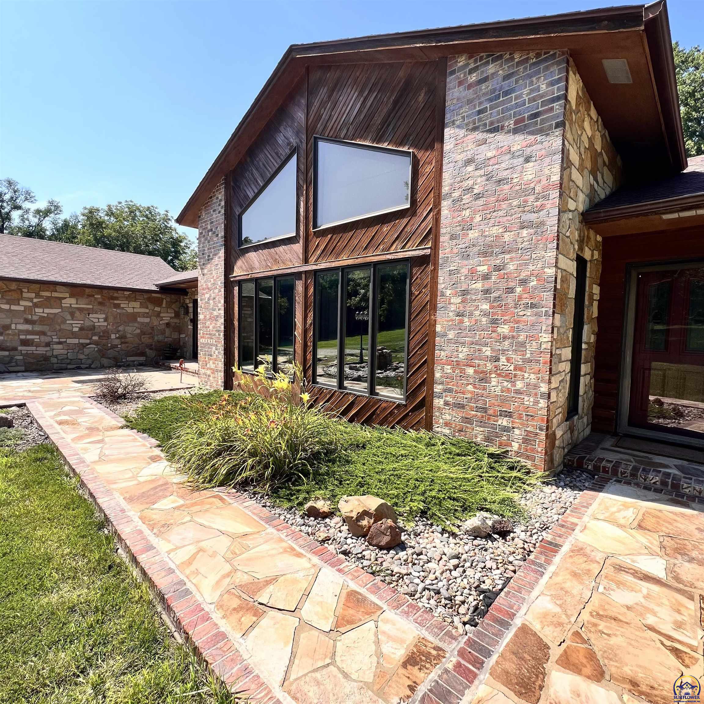 3840 Northeast Kimbal Road Topeka, KS 66617 - Photo 2 of 32