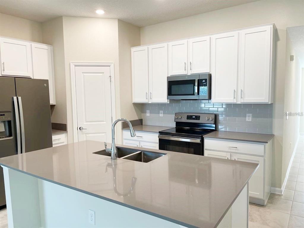 4489 Magnolia Ridge Court Kissimmee, FL 34746 - Photo 2 of 14 Gallery Image 2