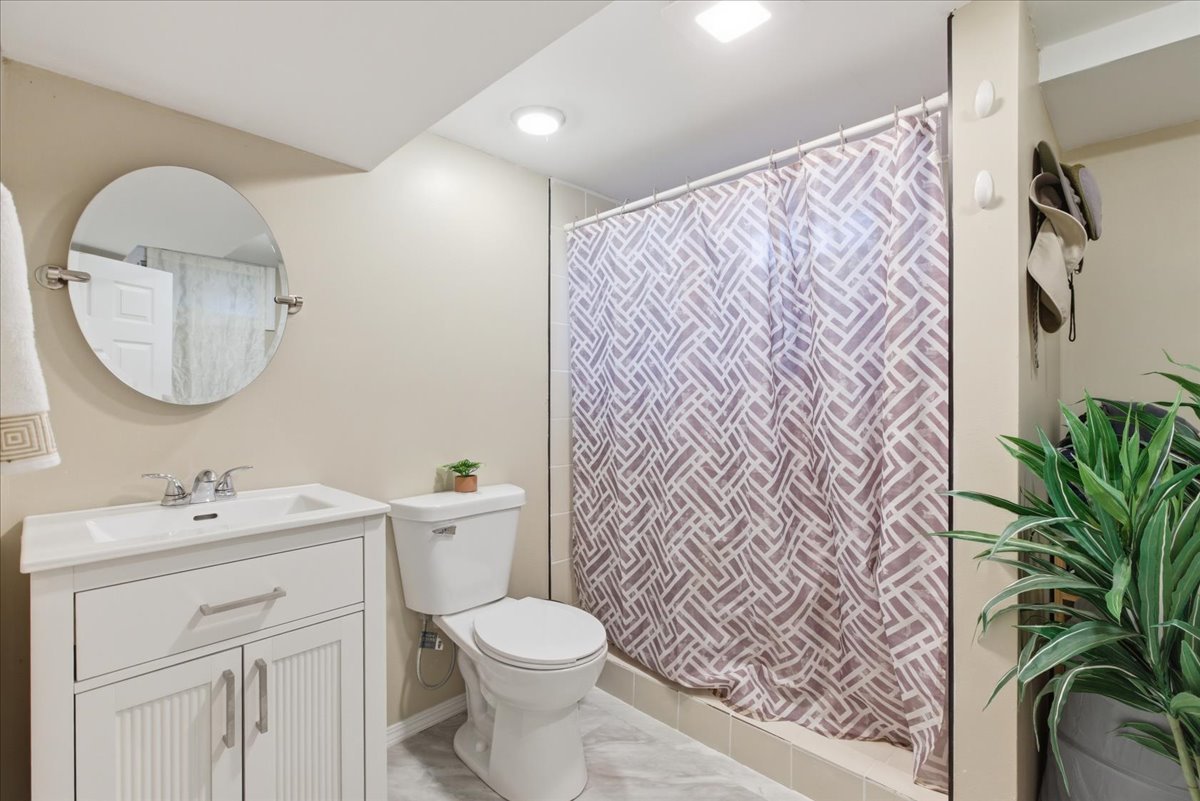 270 Ridge Avenue Crystal Lake, IL 60014 - Photo 13 of 19 a bathroom with a toilet sink and mirror