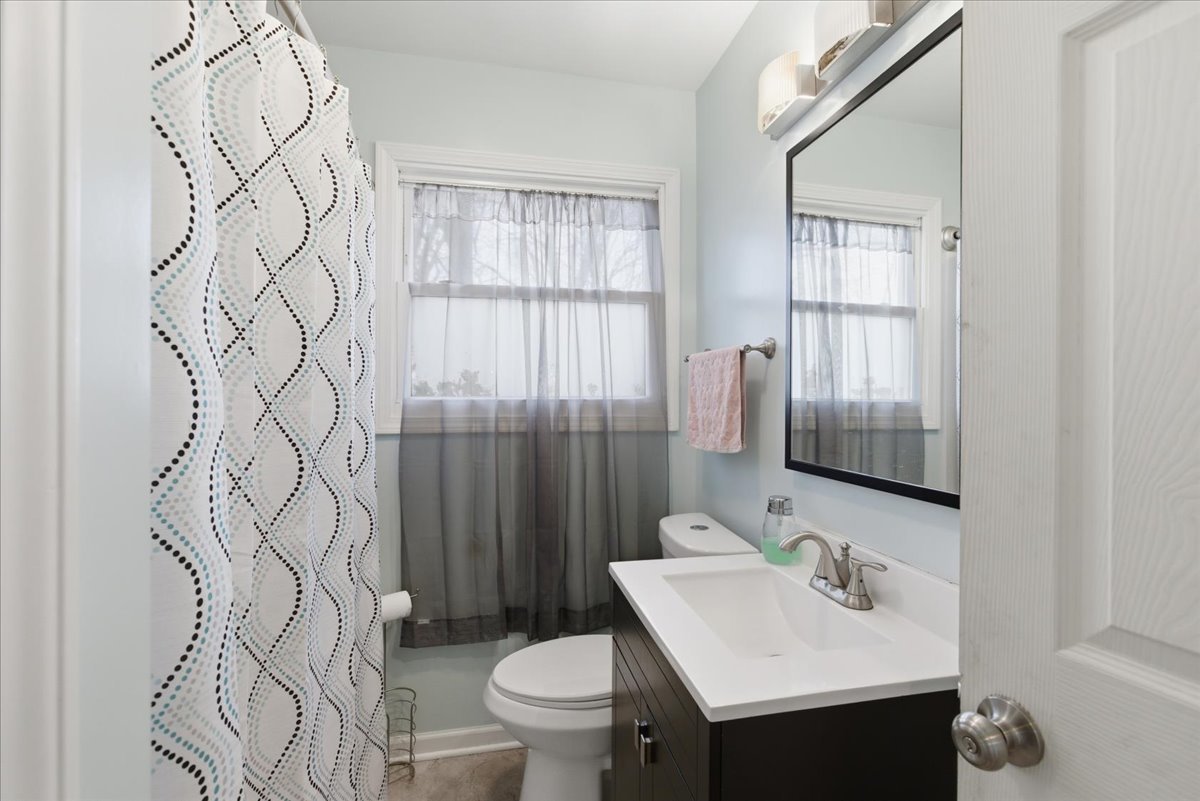 270 Ridge Avenue Crystal Lake, IL 60014 - Photo 15 of 19 a bathroom with a sink toilet and shower