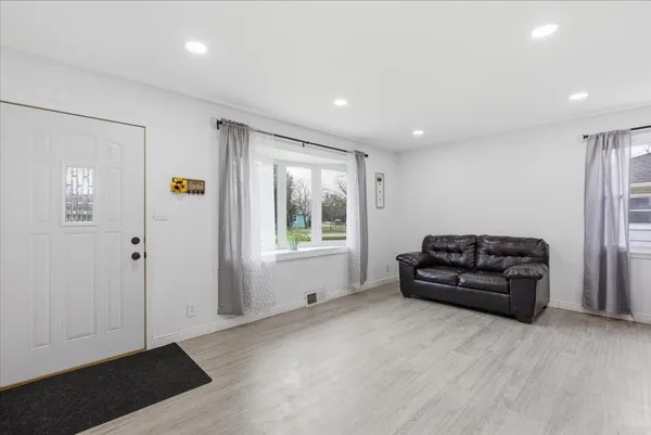 $275,000 | 270 Ridge Avenue, Crystal Lake, IL 60014