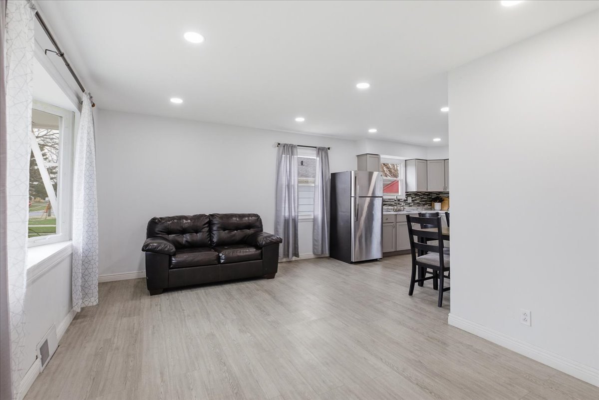 270 Ridge Avenue Crystal Lake, IL 60014 - Photo 3 of 19 a living room with furniture and a walk in closet