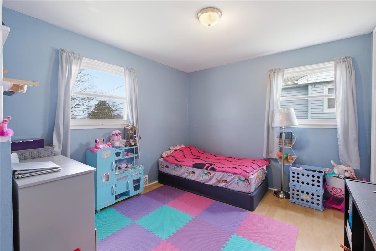 270 Ridge Avenue Crystal Lake, IL 60014 - Photo 8 of 19 a bedroom with a bed and a window