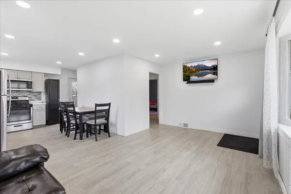 $275,000 | 270 Ridge Avenue, Crystal Lake, IL 60014