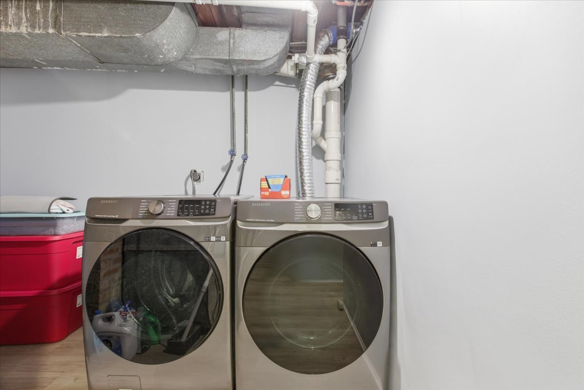 270 Ridge Avenue Crystal Lake, IL 60014 - Photo 10 of 19 a utility room with dryer and washer
