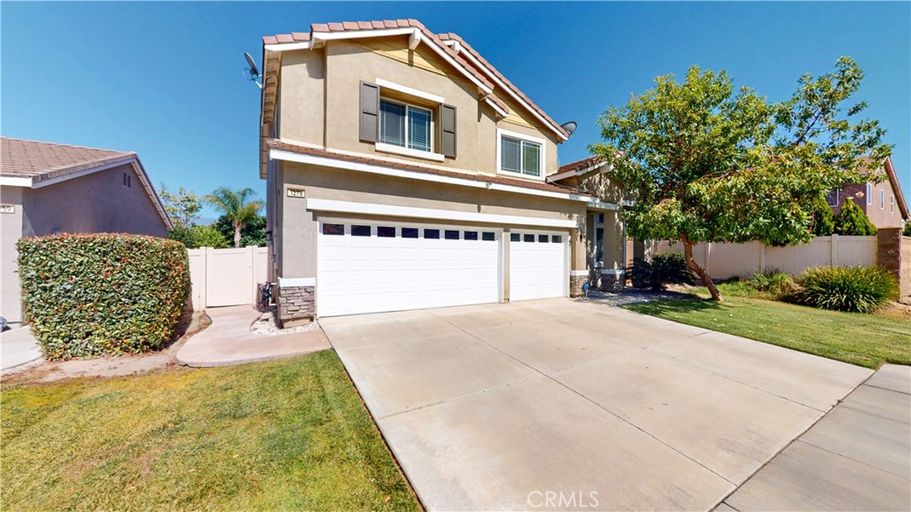 1279 Longbranch Road San Jacinto, CA 92582 - Photo 2 of 35 a front view of a house with garden