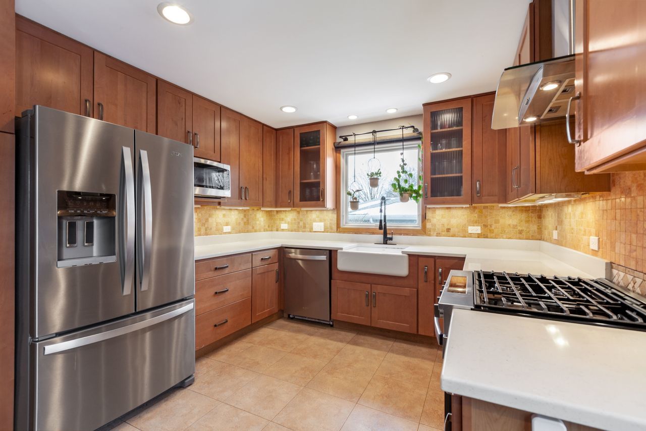 138 Oak Street Lake Zurich, IL 60047 - Photo 7 of 33