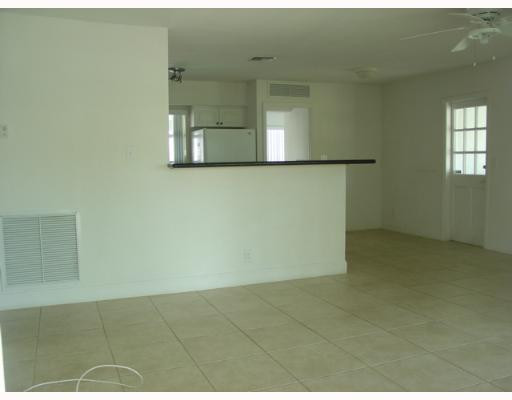 1010 North 30th Road Hollywood, FL 33021 - Photo 3 of 9 Living Room