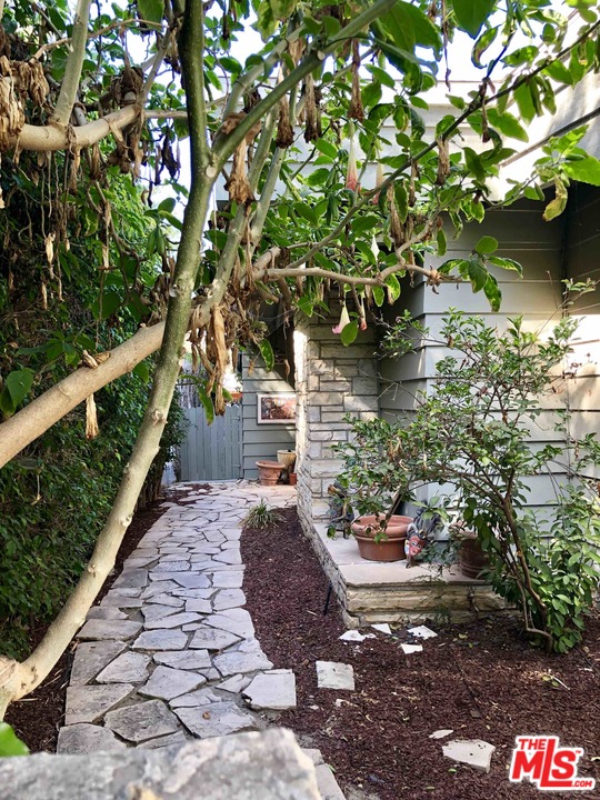 960 North Tigertail Road Los Angeles, CA 90049 - Photo 2 of 13 a view of a garden with flowers