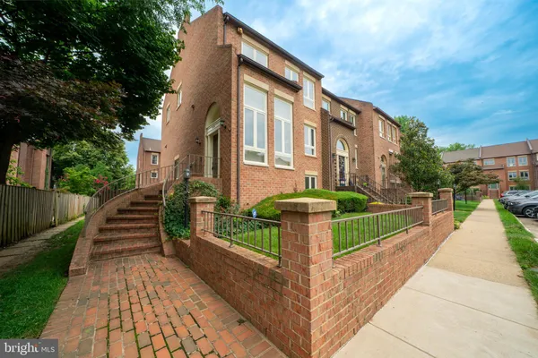 $3,495 | 10168 Turnberry Place, Oakton, VA 22124