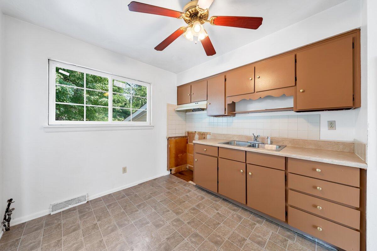 3801 Green Spring Avenue Northwest Roanoke, VA 24017 - Photo 16 of 25 MIB04175