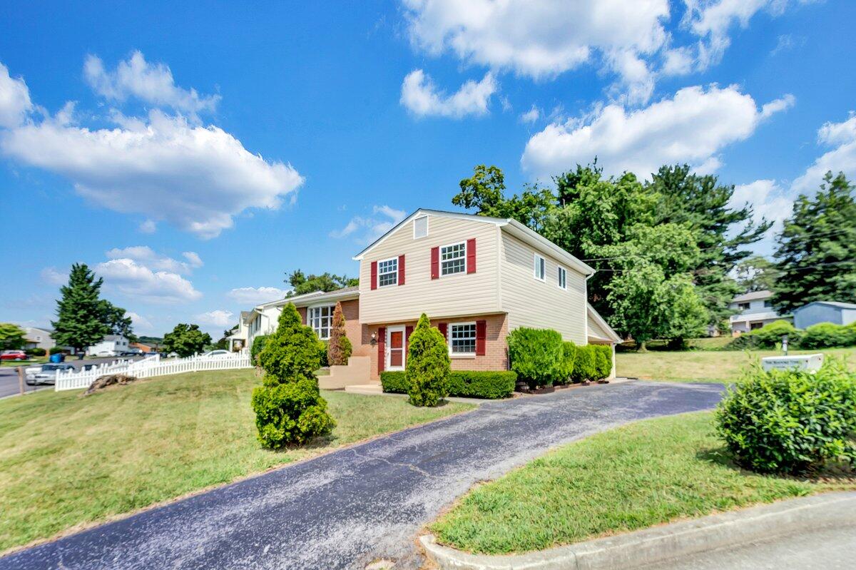 3801 Green Spring Avenue Northwest Roanoke, VA 24017 - Photo 3 of 25 MIB04208