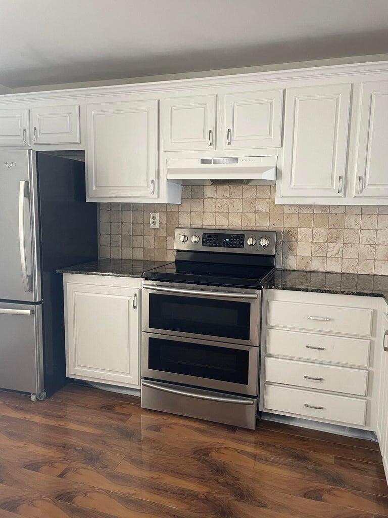 6 Royal Palm Way, Unit 209 Boca Raton, FL 33432 - Photo 2 of 10 kitchen