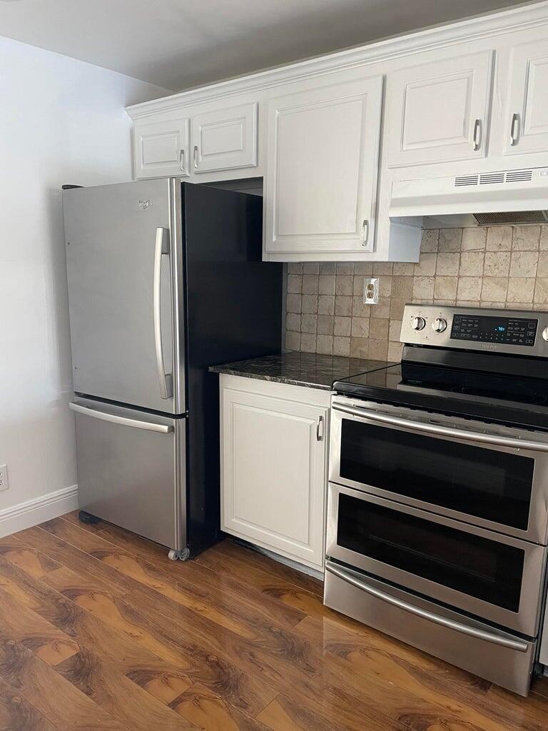 6 Royal Palm Way, Unit 209 Boca Raton, FL 33432 - Photo 3 of 10 kitchen 2