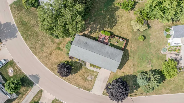 a view of a back yard