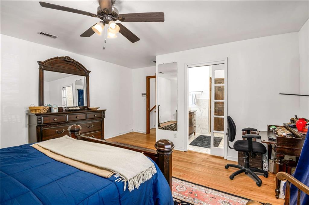 614 Robinson Avenue Southeast Atlanta, GA 30312 - Photo 18 of 74 a bedroom with a bed and a desk