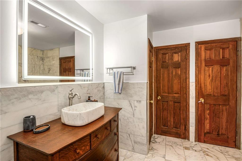 614 Robinson Avenue Southeast Atlanta, GA 30312 - Photo 19 of 74 a bathroom with a sink and a mirror