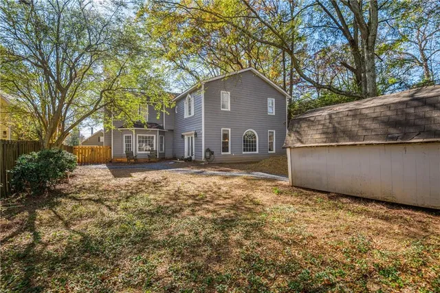 a sign that is on the side of the wall