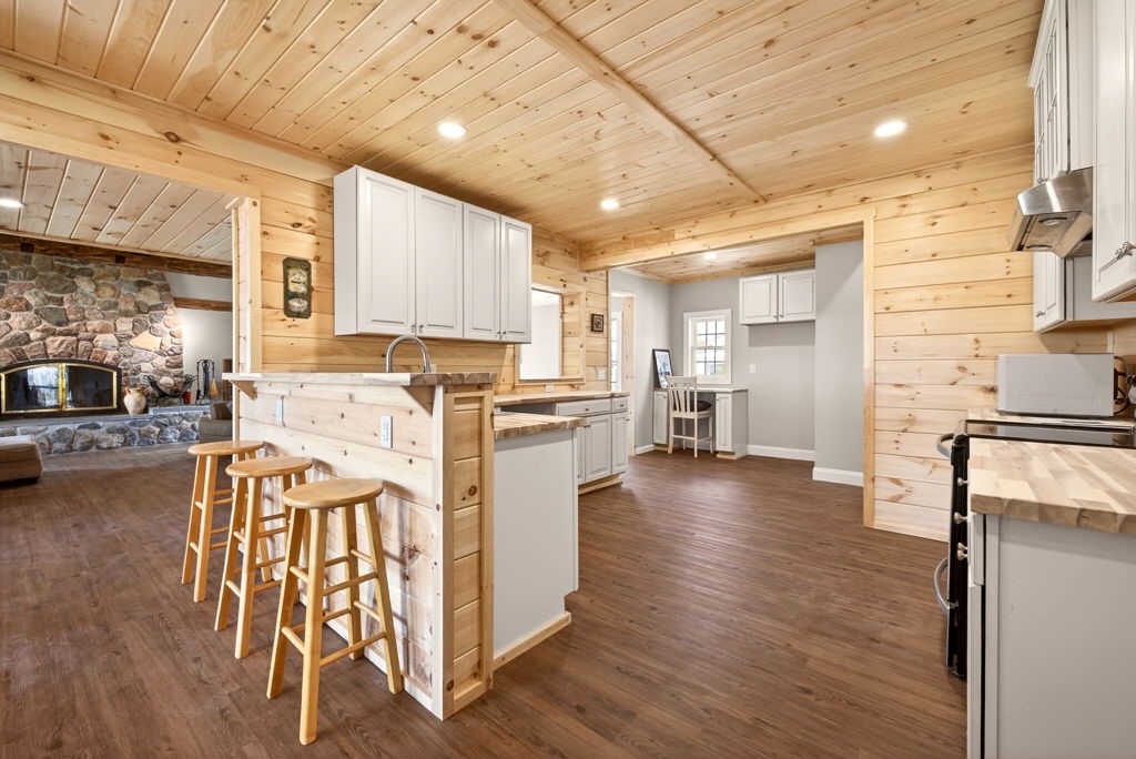 4765 Seneca Point Road Canandaigua Town, NY 14424 - Photo 8 of 50 White house kitchen