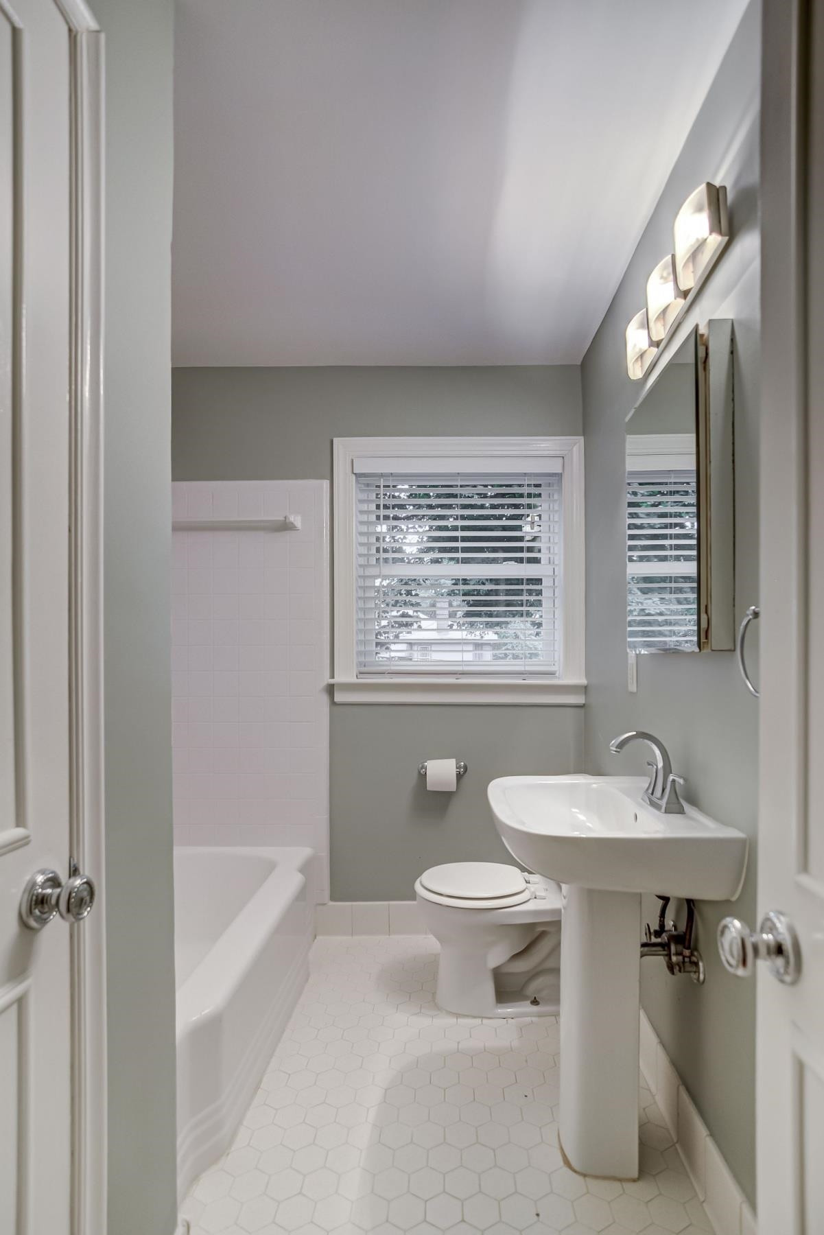 124 Hawthorne Road Raleigh, NC 27605 - Photo 8 of 17 Photo 8