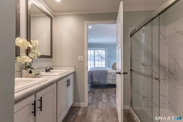a en suite bathroom with a double vanity sink and mirror