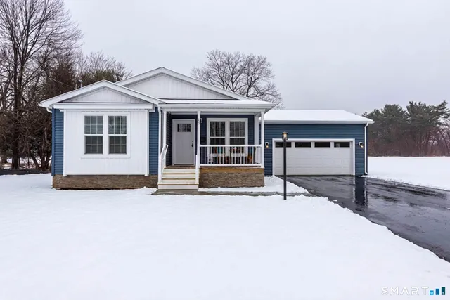 a view of roof with a yard
