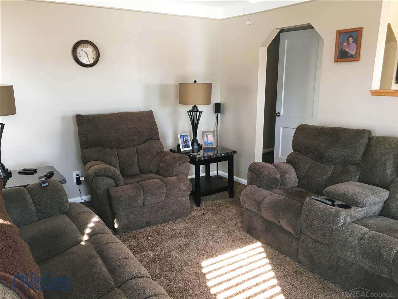 21753 David Eastpointe, MI 48021 - Photo 10 of 27 31315449-9.JPG