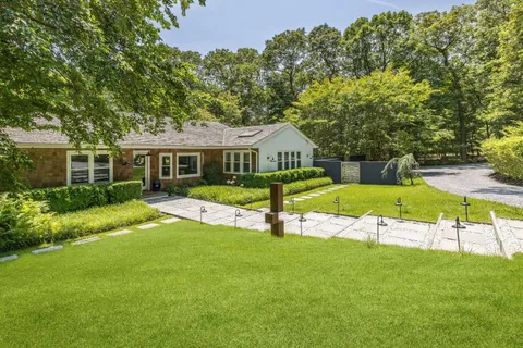 $2,495,000 | 64 Alewife Brook Road, East Hampton, NY 11937